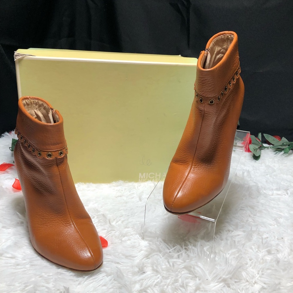 👢 Michael Kors boots